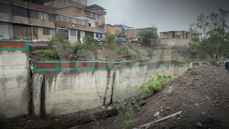 A punto de caer Muro de contención está a punto de colapsar en Paucarpata