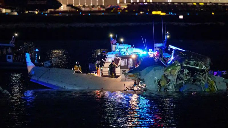 Avión con 60 pasajeros choca contra helicóptero militar